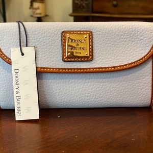 RARE Dooney & Bourke Pebble Grain Clutch Wallet